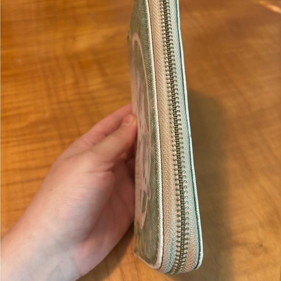 Faux leather zipper wallet. Puppies in a basket on the front and back - Picture 9 of 12